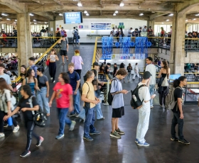 Movimentação durante refeições no Restaurante Universitário (RU). 28/11/2025. Foto: Beto Monteiro/ascom UnB